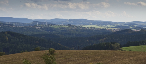 img-04.jpg - Pohled z Dobrošova k Novému Hrádku s větrnými elektrárnami.